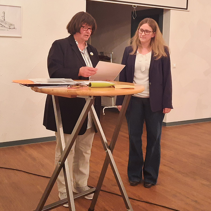 Goldener Apfel für Miriam Holl: Sigrid Erhardt (Präsidentin des LOGL BW, links) ehrt 20 Jahre aktive Vorstandsarbeit im OGV Zell u. A.