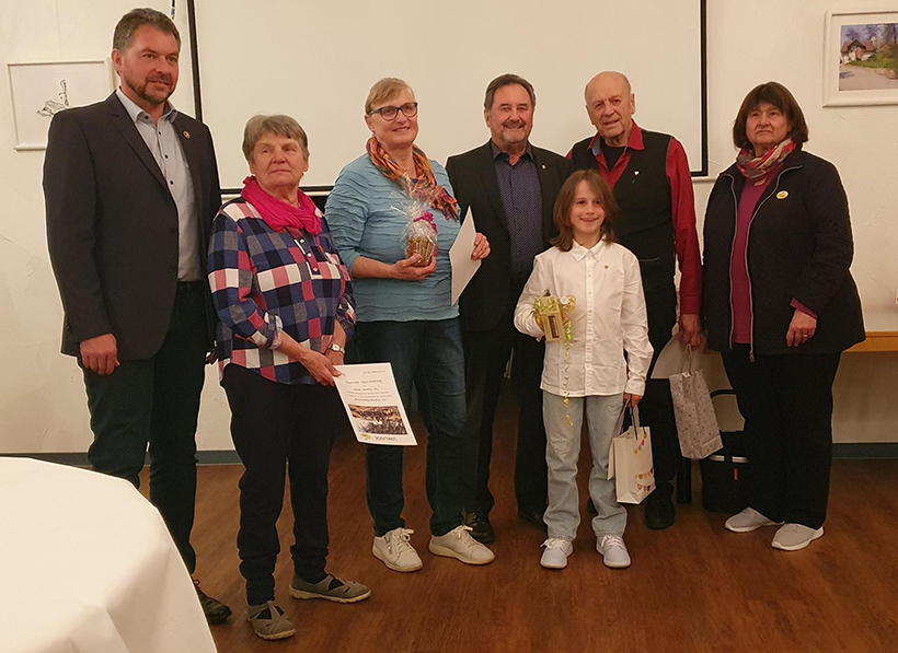 Gruppenbild zur Ehrung der Mitglieder des OGV Zell u. A. Von links nach recht im Bild zu sehen sind  Peter Rapp als 1. Vorsitzender des OGV Schliebach und Beisitzer im Kreisverband Obst und Gartenbau Göppingen (KOV). Die Geehrten: Sieglinde Messer mit Urkunde in der Hand, Elisabeth Renz, Martin Holl als 1 Vorsitzender des OGV Zell u. A., Jannes Giss und Alfred Schittenhelm. Und ganz rechts im Bild Sigrid Erhardt als Präsidentin des Landesverbands für Obstbau Garten- und Landschaft Baden-Württemberg e.V. (LOGL).