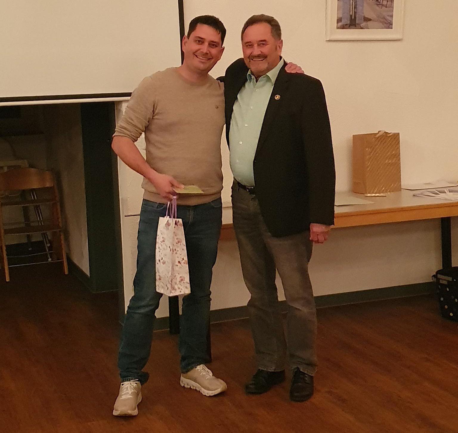 Ehrung für 25 Jahre Mitgliedschaft im OGV Zell: Übergabe eines Präsents an Michael Holl durch den ersten Vorsitzenden Martin Holl.